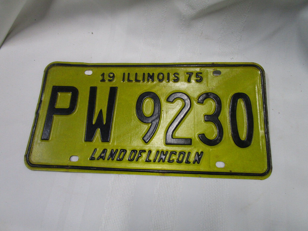 1975 Illinois Land of Lincoln Automobile License Plate Tag PW9230