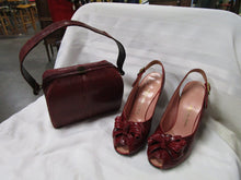 Load image into Gallery viewer, 1950&#39;s Red Lizard Skin 6M Slingback Pumps and Structured Handle Top Purse
