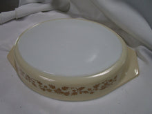 Load image into Gallery viewer, Vintage Pyrex Golden Acorn 1.5 Quart Casserole Baking Dish NO LID
